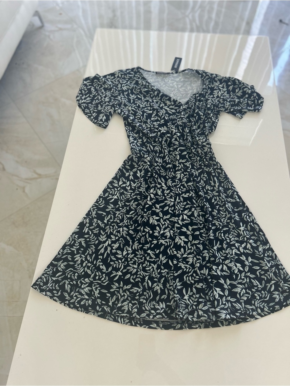 Floral Leaf Print Wrap Dress — navy blue and White